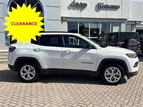 Used 2024 Jeep Compass Latitude image 6