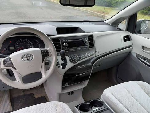 Used 2014 Toyota Sienna LE image 11