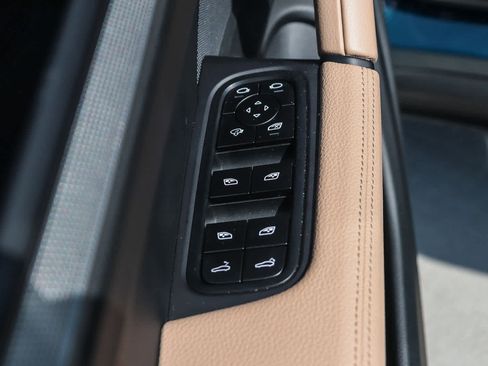 Used 2025 Porsche Cayenne image 31