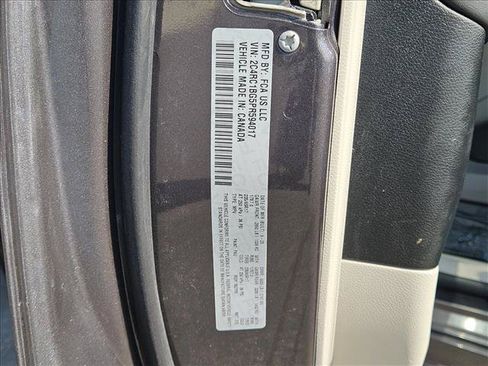 Used 2023 Chrysler Pacifica Touring-L FWD image 24