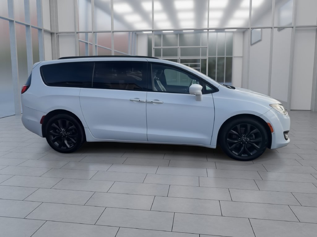 Used 2020 Chrysler Pacifica Touring-L Plus w/ Advanced Safetytec Group FWD image 9
