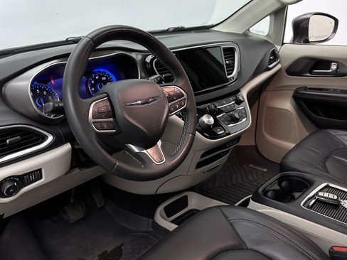 Used 2022 Chrysler Pacifica Touring-L FWD image 8
