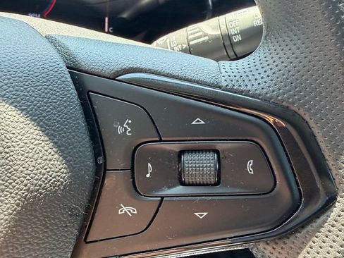 Used 2025 Chevrolet Trax LT FWD image 23