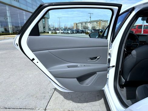 Used 2025 Hyundai Elantra SE image 22