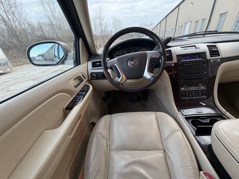 Used 2007 Cadillac Escalade AWD w/ Climate Package image 14