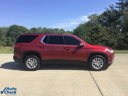 Used 2021 Chevrolet Traverse LT image 2