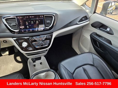 Used 2023 Chrysler Pacifica Touring-L FWD image 17