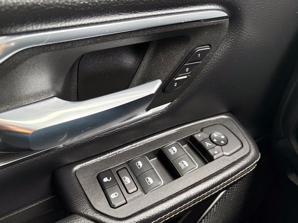 Used 2025 RAM 1500 Laramie AWD/4WD image 16