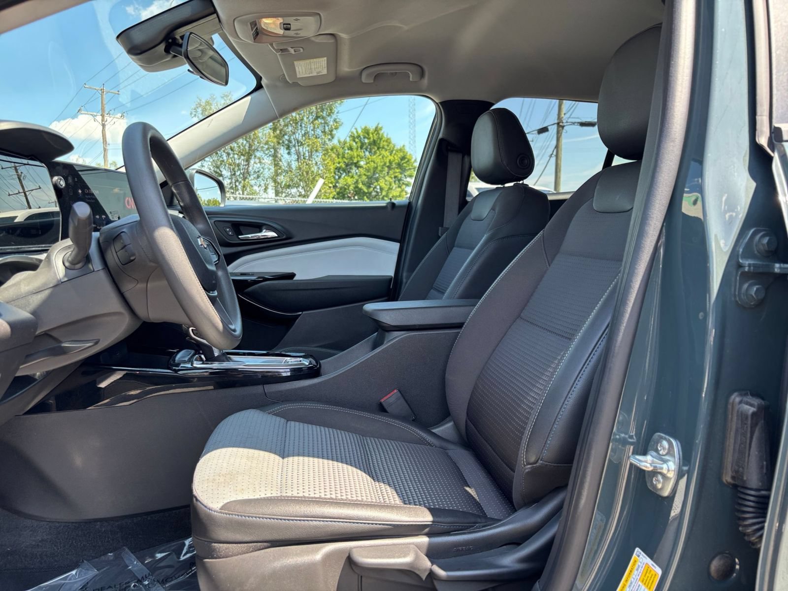 Used 2025 Chevrolet Trax LT FWD image 25