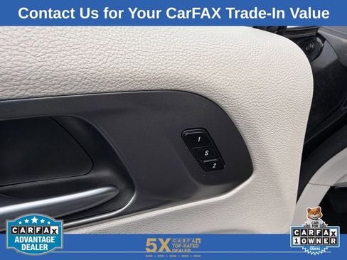 Used 2023 Chrysler Pacifica Touring-L image 28