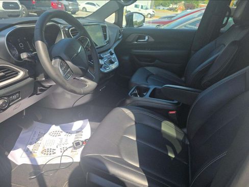 Used 2026 Chrysler Pacifica Select FWD image 3