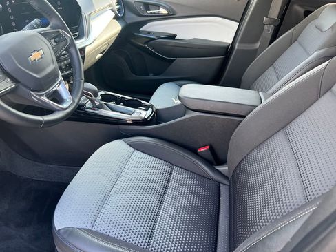 Used 2025 Chevrolet Trax LT w/ LT Convenience Package FWD image 8