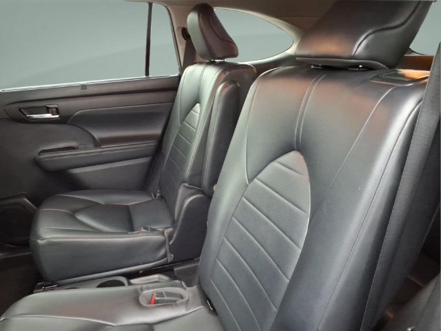 Used 2022 Toyota Highlander XLE FWD image 18