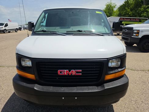 Used 2017 GMC Savana 3500 Extended RWD image 3