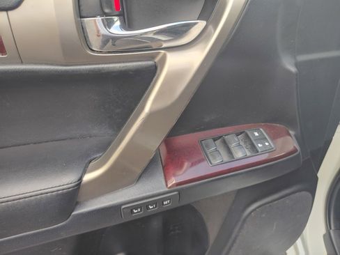 Used 2014 Lexus GX 460 image 9