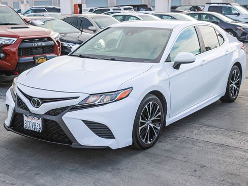 Used 2020 Toyota Camry SE image 3