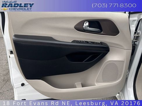 Used 2019 Chrysler Pacifica Touring-L image 13