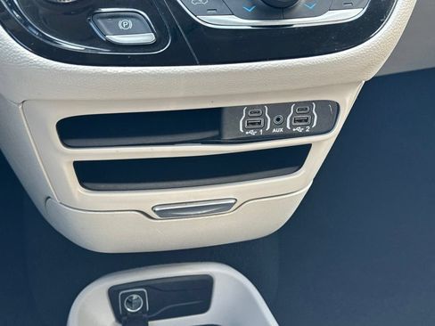 Used 2024 Chrysler Pacifica Limited FWD image 25
