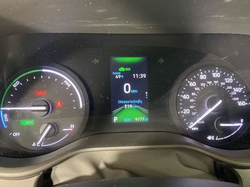 Used 2021 Toyota Sienna XLE AWD/4WD image 2