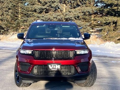 Used 2024 Jeep Grand Cherokee Altitude image 28