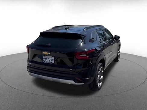 Used 2025 Chevrolet Trax LT FWD image 12