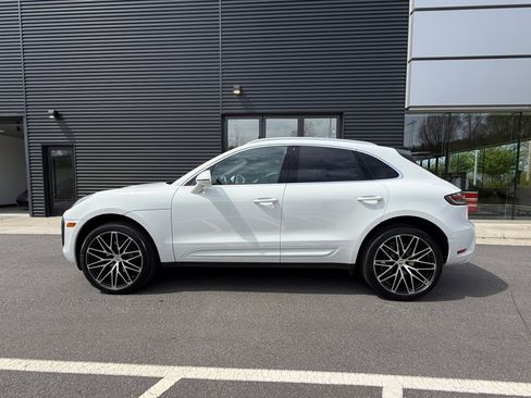 Certified 2023 Porsche Macan image 2