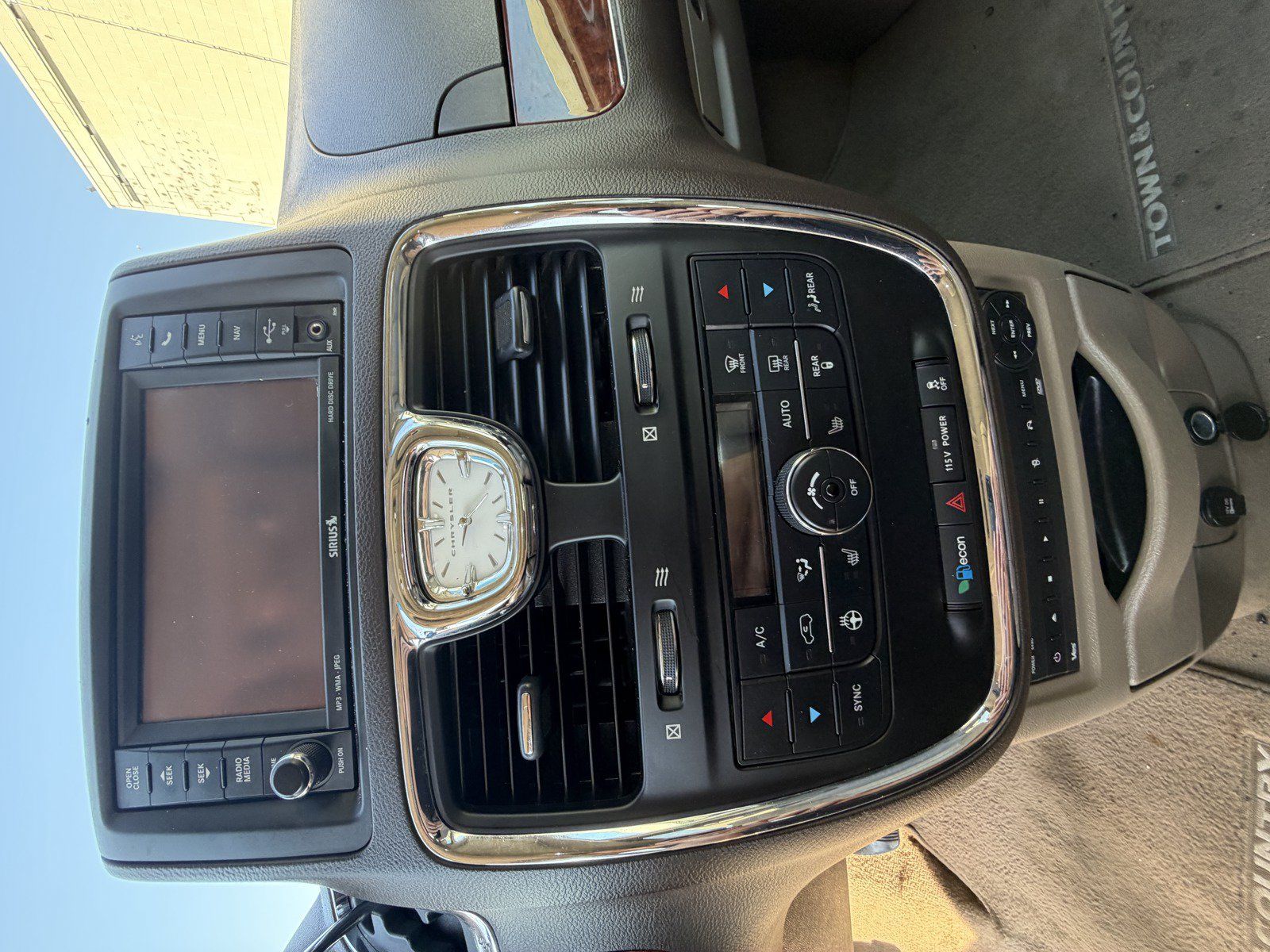 Used 2013 Chrysler Town & Country Limited FWD image 10