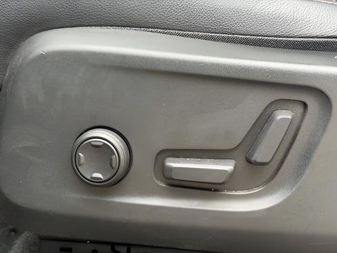 Used 2024 Volvo XC40 B5 Plus image 9