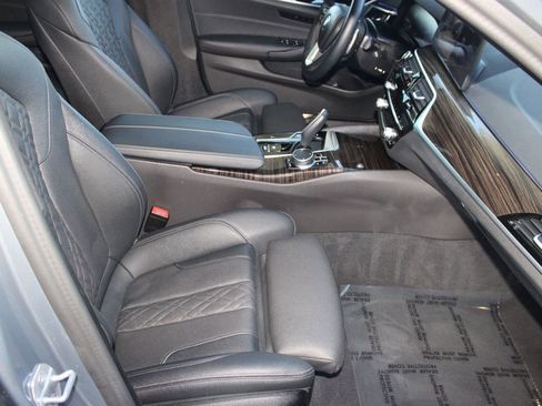 Used 2023 BMW 530i w/ Premium Package image 33