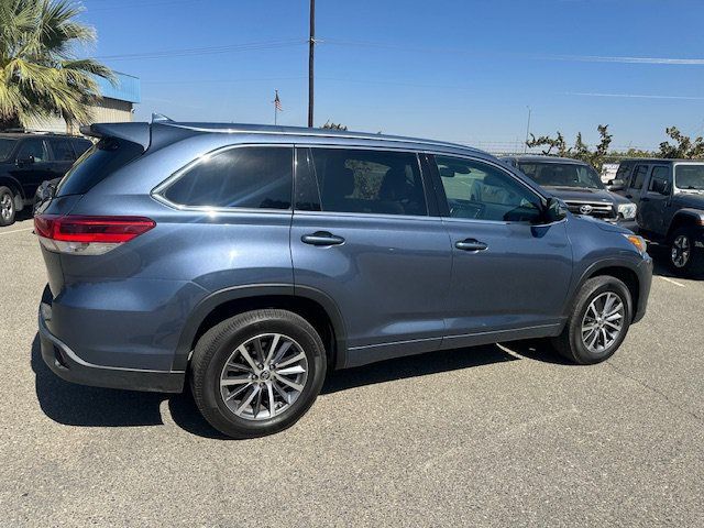 Used 2018 Toyota Highlander XLE w/ Carpet Mat Package (TMS) FWD image 11