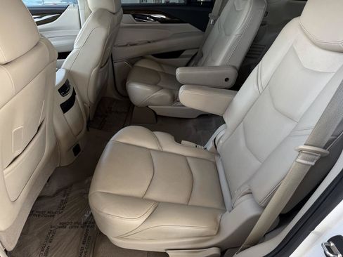 Used 2018 Cadillac Escalade Luxury RWD image 18