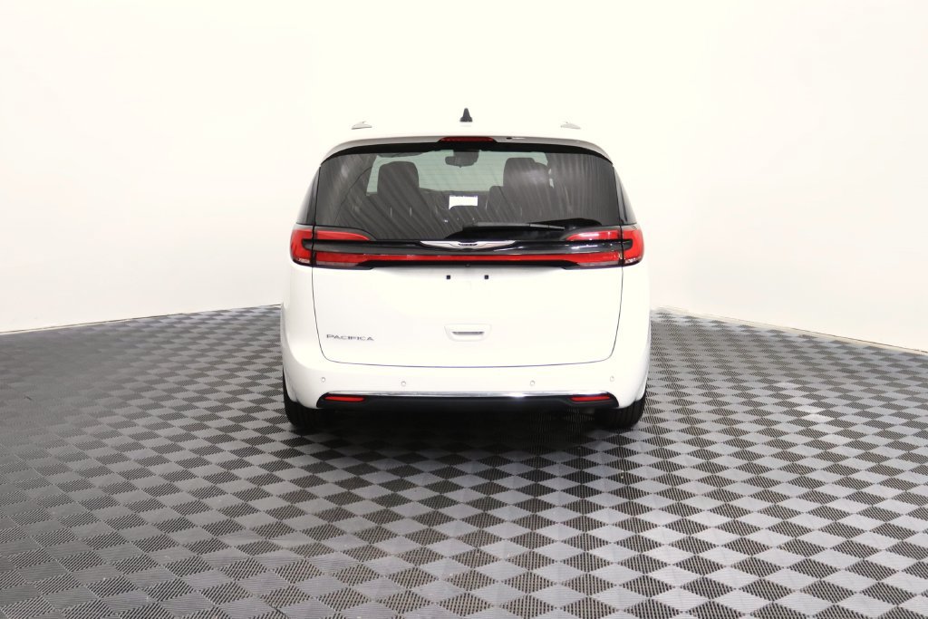 Used 2024 Chrysler Pacifica Touring-L FWD image 7