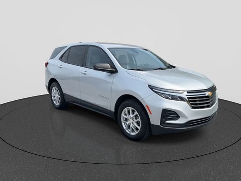 Used 2022 Chevrolet Equinox LS w/ LS Convenience Package AWD/4WD image 3
