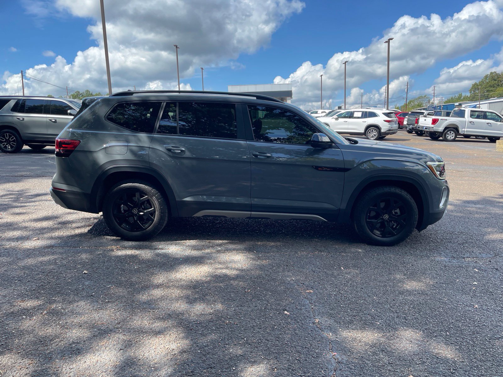 Used 2024 Volkswagen Atlas Peak Edition SE AWD/4WD image 7