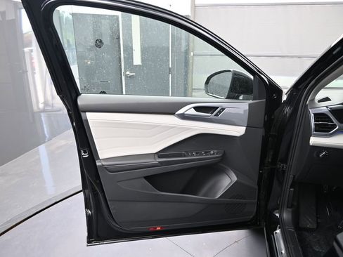 New 2025 Volkswagen Taos SEL image 35