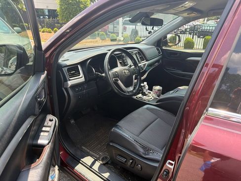 Used 2017 Toyota Highlander Plus FWD image 4
