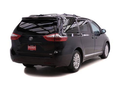 Used 2016 Toyota Sienna XLE image 2