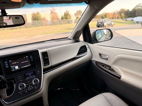 Used 2017 Toyota Sienna XLE Premium image 28