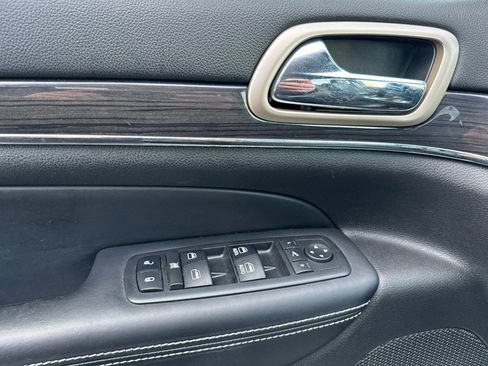 Used 2017 Jeep Grand Cherokee Overland image 14