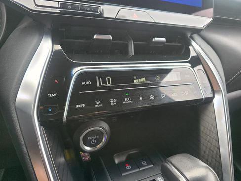 Used 2024 Toyota Venza XLE AWD/4WD image 23