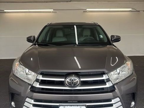 Used 2017 Toyota Highlander XLE FWD image 18