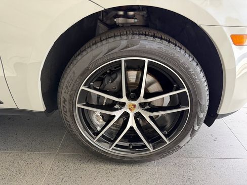 Certified 2026 Porsche Macan AWD/4WD image 13