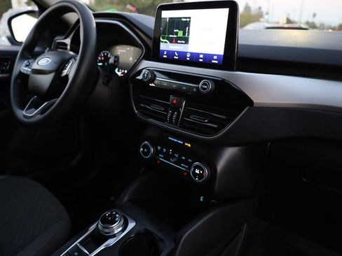 Used 2020 Ford Escape SE image 18