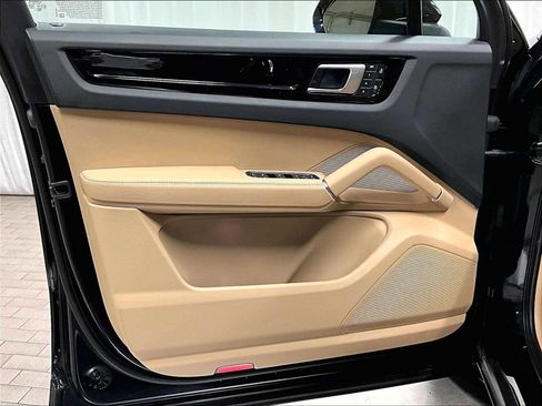Used 2023 Porsche Cayenne image 25