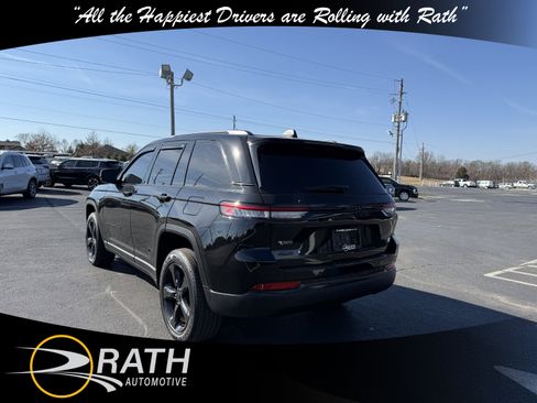 Used 2025 Jeep Grand Cherokee Altitude image 7