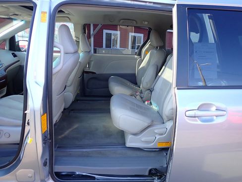 Used 2013 Toyota Sienna XLE image 8