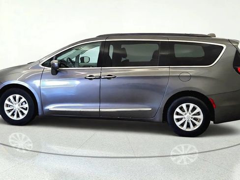 Used 2017 Chrysler Pacifica Touring-L FWD image 5
