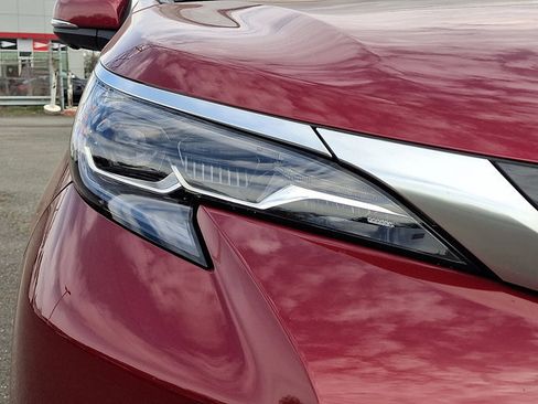 Used 2025 Toyota Sienna Platinum image 29