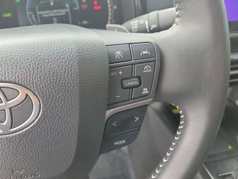 Used 2025 Toyota Camry SE image 31