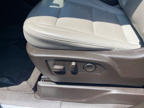Used 2022 Chevrolet Tahoe Z71 w/ Luxury Package AWD/4WD image 9